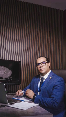 Dr. Chris - Médico Oncólogo Especialista